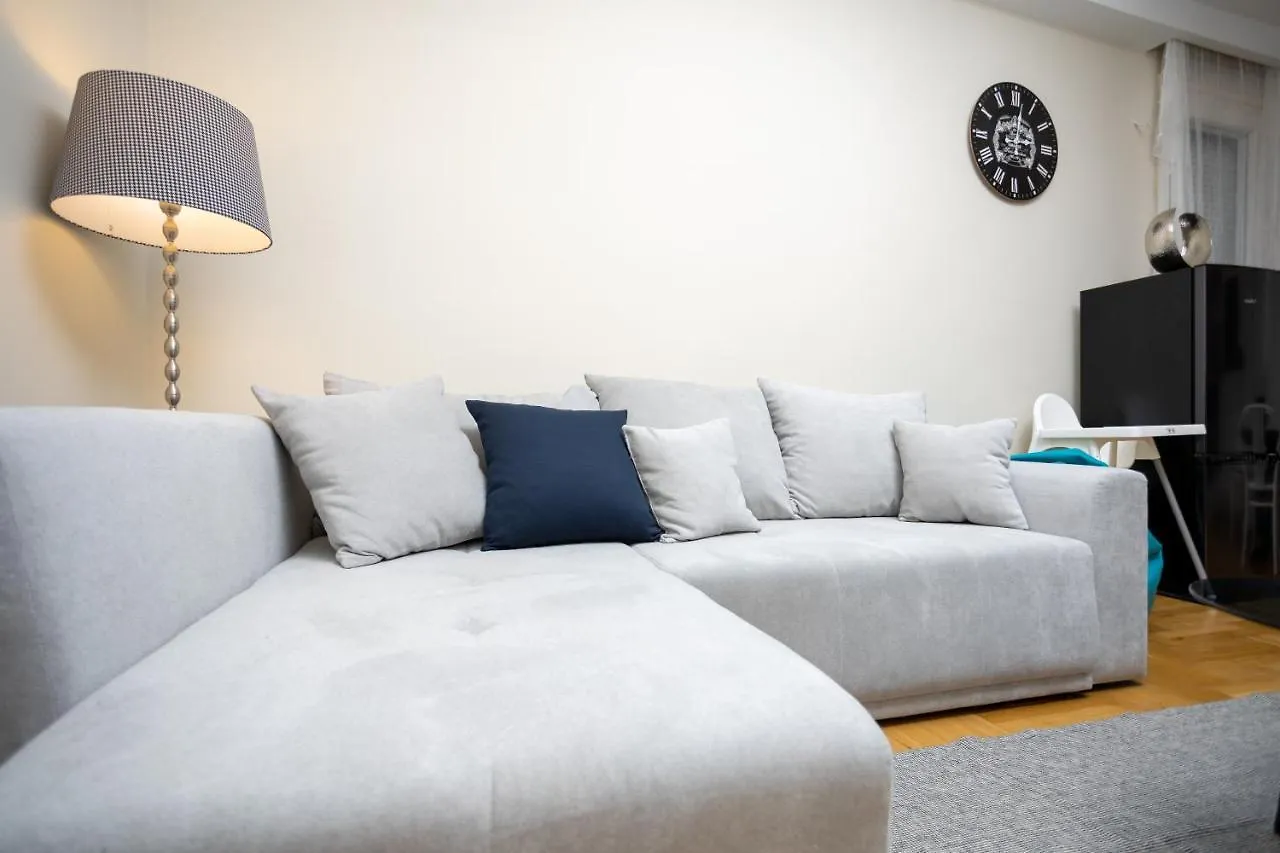Golden Hour Apartment Budapest 0*,